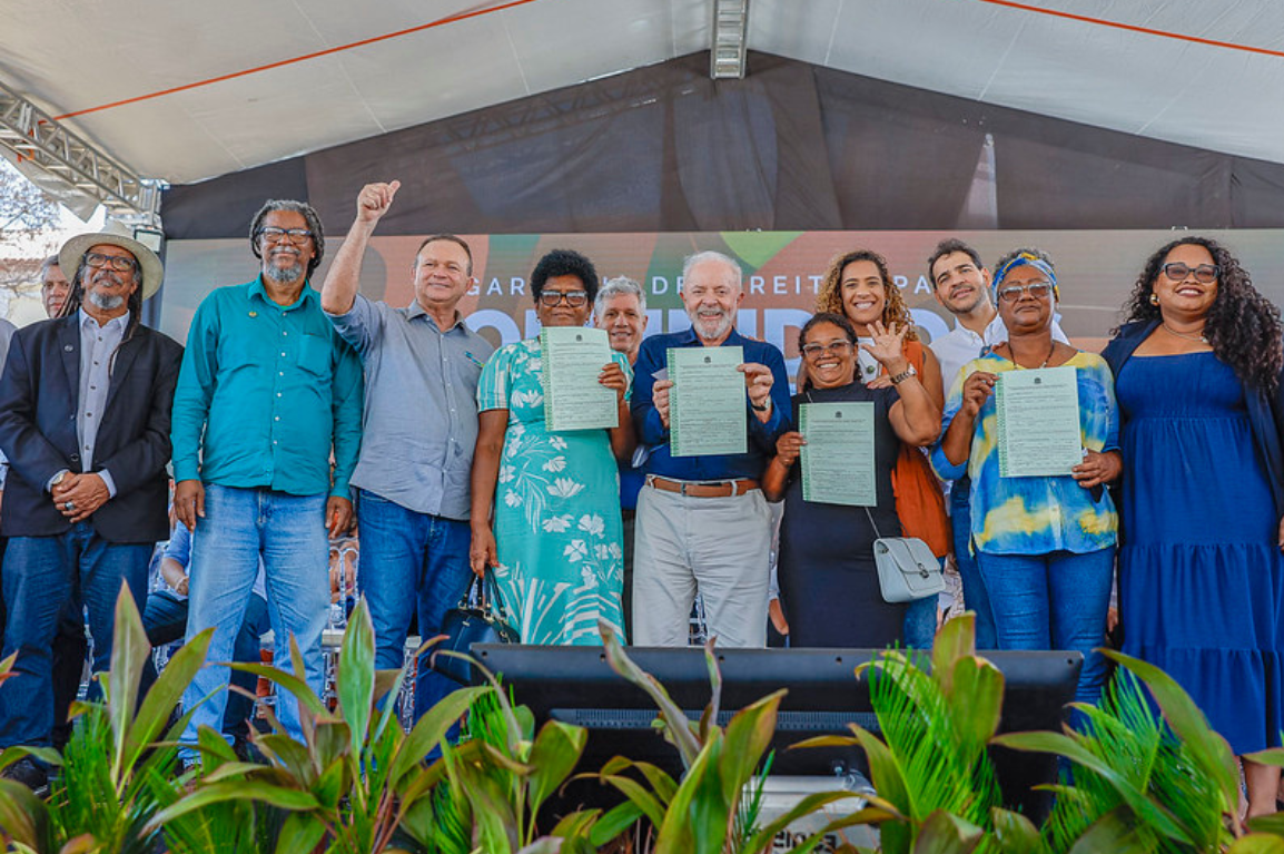 Lula entrega 21 títulos territoriais a comunidades quilombolas; Palmares comemora conquista