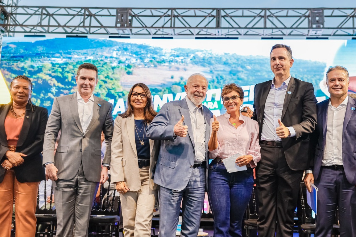 Ao lado do presidente Lula, ministra da Cultura participa do anúncio de investimentos do Governo Federal em Contagem