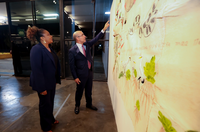 “A arte nos liberta”, reflete a ministra da Cultura durante visita à Bienal de São Paulo