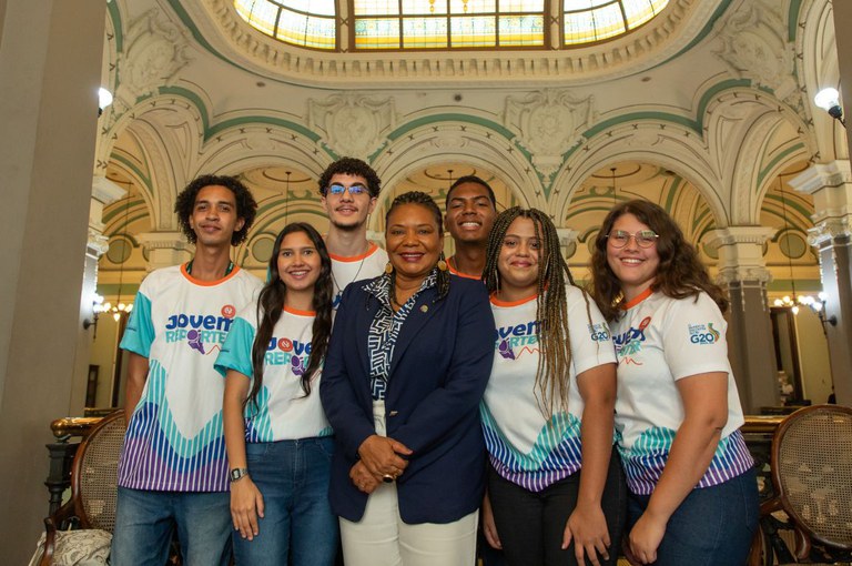 Jovens repórteres entrevistam a ministra Margareth Menezes no RJ