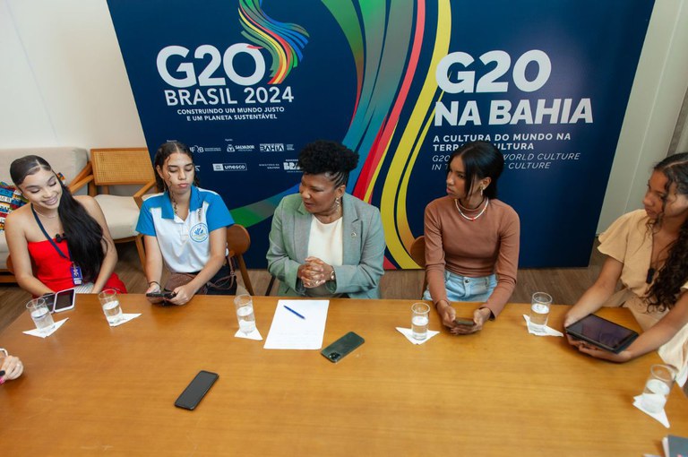 Ministra da Cultura participa de coletiva com adolescentes da rede pública de ensino da Bahia