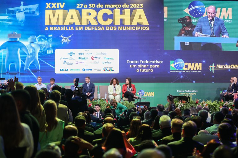 Ministra Maragareth Menezes na Marcha dos Prefeitos