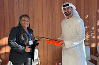 Ministra presenteia representante da Cultura dos Emirados Árabes com guitarra baiana