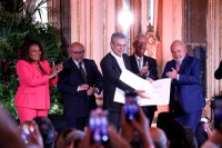 Presidente Lula entrega Prêmio Camões a Chico Buarque