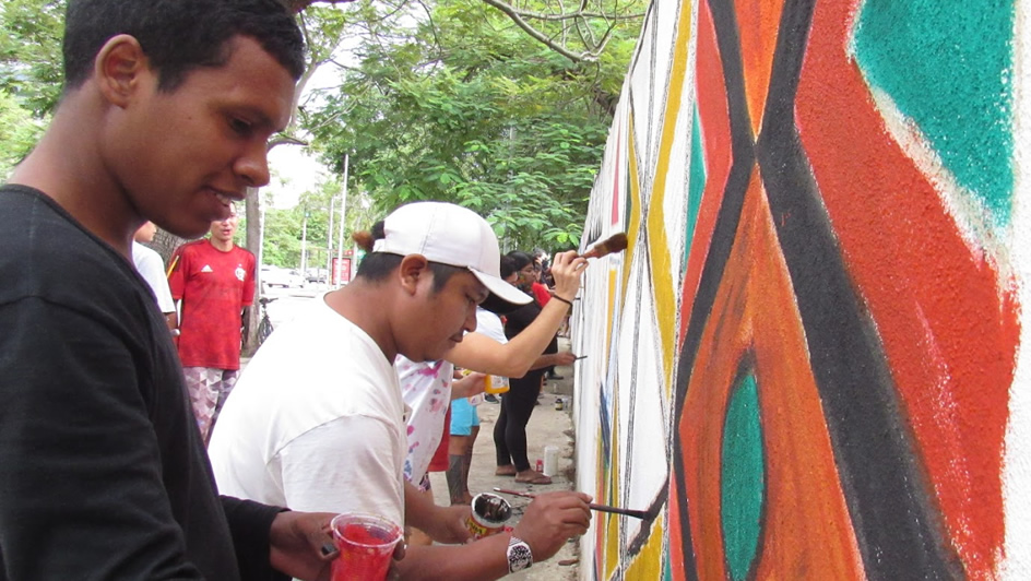 pintura do muro com expressões dos diversos povos que compõem a multiculturalidade da Aldeia Marakana