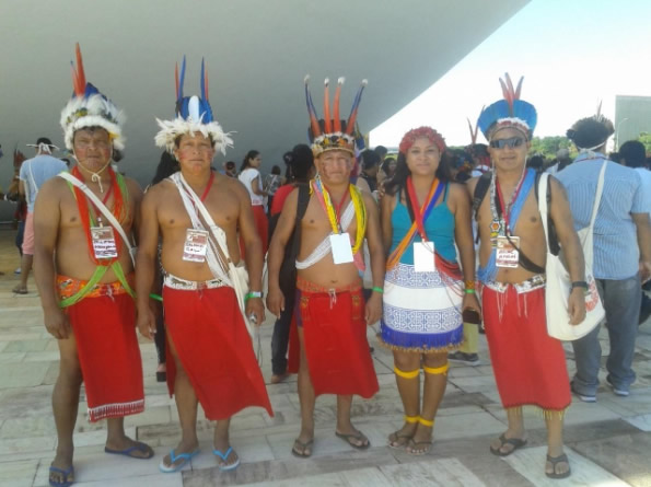 Participação da delegação dos povos do Amapá e Norte do Pará Celestino Kaxuyana, cacique da Aldeia Santo Antonio, Tito Meri Tiriyó, cacique da Aldeia Missão Tiriyó, Ubirajara Kaxuyana, Angela Kaxuyana e Ariné Apalai (da esquerda para a direita), na 1ª CNPI, etapa nacional realizada em dezembro de 2015, Brasília (DF)