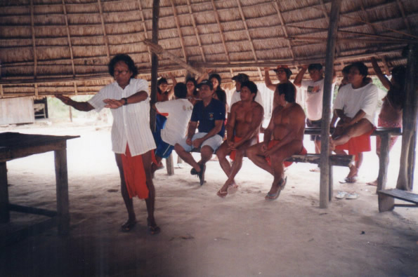 Cacique Tuarinker reunido com a comunidade para escolher as equipes de frente na demarcação das terras indígenas e que acompanharam cada grupo formado por não indígenas, março de 1997