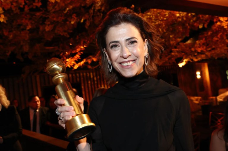 Premiação da atriz Fernanda Torres no Globo de Ouro 2025