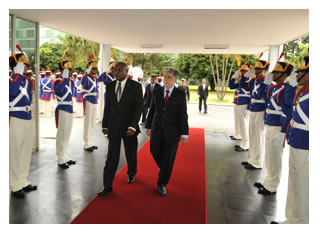 24/01/2012 - DEFESA - Brasil apoia renovação da defesa surinamesa