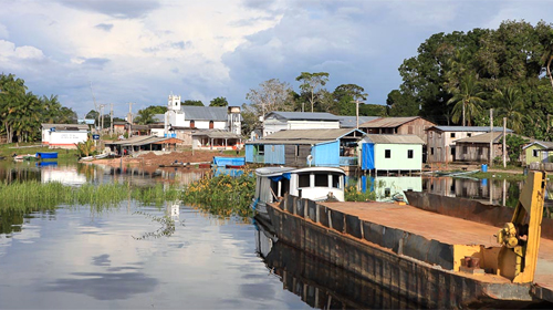 09/05/2012 - DEFESA - Militares iniciam ajuda à população amazônica vítima de enchentes