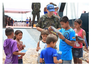 09/05/2012 - DEFESA - Militares iniciam ajuda à população amazônica vítima de enchentes