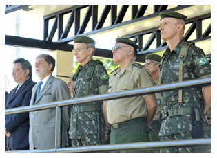 26/07/2012 - DEFESA - Amorim participa de cerimônia de posse no Comando Militar do Planalto (CMP)