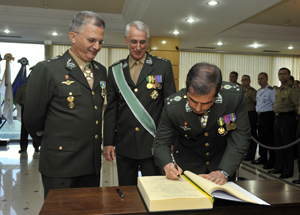 27/07/2012 - DEFESA - Vice-chefia de Operações Conjuntas e Subchefia de Comando e Controle têm novos comandantes