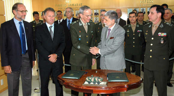 07/08/2012 - DEFESA - Blindados Guarani: contrato para fabricação de lote com 86 viaturas é assinado na Defesa