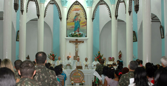 06/09/2012 - DEFESA - Militares e religiosos conhecem a realidade da população carente do Norte do país