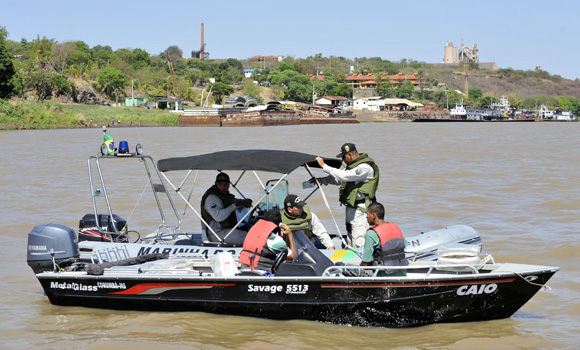 15/10/2012 - DEFESA - Ágata 6: Força Naval inspeciona 2.131 embarcações na região de fronteira com Bolívia e Peru