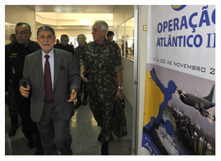 26/11/2012 - DEFESA - Para Amorim, exercício militar na Amazônia Azul é oportunidade para aperfeiçoar operação conjunta