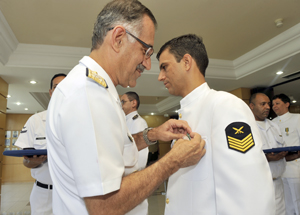 13/12/2012 - DEFESA - Marinha comemora o Dia do Marinheiro com condecorações e assinatura de contrato