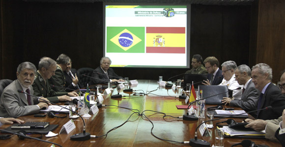 Brasil e Espanha debatem cooperação em desastres naturais e defesa cibernética