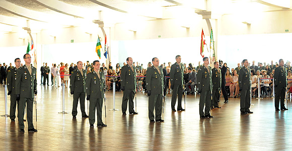 DEFESA - Ministro Amorim participa da cerimônia de entrega de espada a 14 oficiais generais