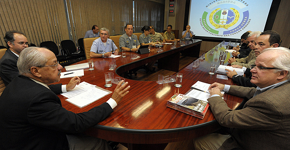 DEFESA - Ministério da Defesa recebe ufólogos para tratar de documentos sobre OVNIs