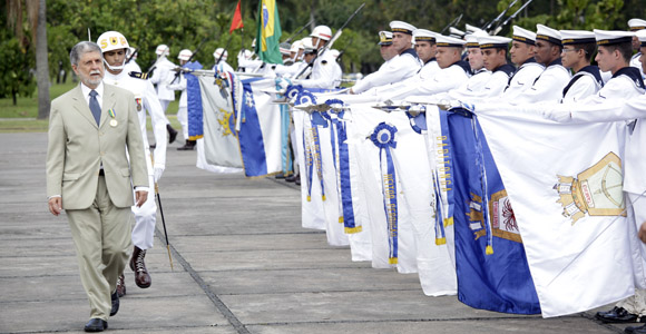 DEFESA - “Um país pacífico não pode ser confundido com um país indefeso”, diz ministro Amorim no Dia da Vitória