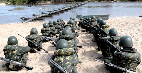 Operação Laçador: Forças Armadas realizam exercício simulado de transposição de curso d água 