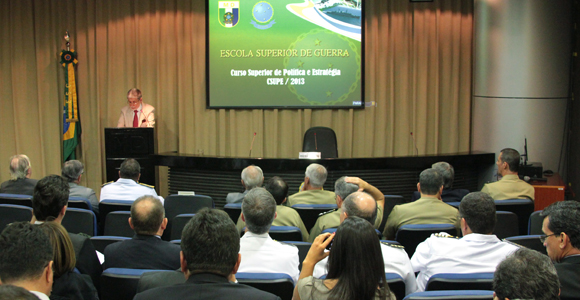 Amorim profere palestra para estagiários do curso de Política Estratégica da ESG