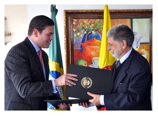 Brasil recebe duas lanchas colombianas para patrulhamento de rios na região amazônica 