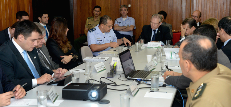 Ao fundo, brigadeiro José Euclides, do Ministério da Defesa, participa da reunião na SAE