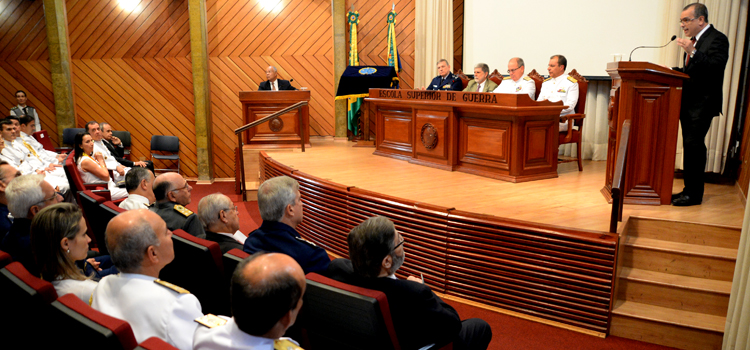 O auditor fiscal Sérgio Magalhães de Lima foi o orador da turma "ESG: 65 anos pensando o Brasil"