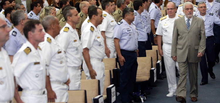 O ministro Jaques Wagner chegou acompanhado do comandante da Marinha, almirante Leal Ferreira, para proferir a aula magna do CSD