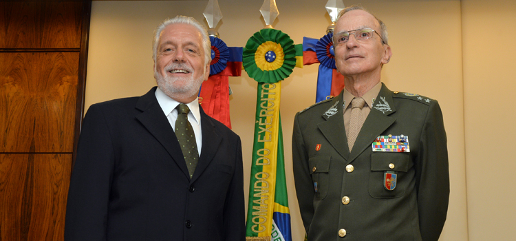 Jaques Wagner foi recebido pelo comandante do Exército, general Enzo Martins Peri, em seu gabinente
