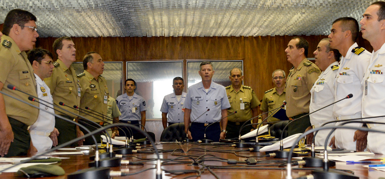 Brigadeiro Peclat, do Ministério da Defesa, comanda a reunião preparatória com integrantes do 22º Contingente brasileiro na Minustah: militares assumem missão em junho