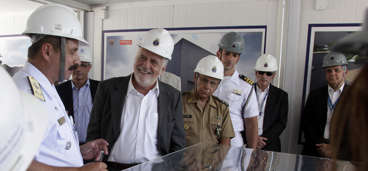 Jaques Wagner, ao centro, conhece a maquete do Estaleiro e Base Naval de Itaguaí: "profundamente orgulhoso" com a evolução do projeto