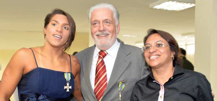 A campeã mundial de maratona aquática Ana Marcela da Cunha, junto da mãe, é cumprimentada pelo ministro Jaques Wagner