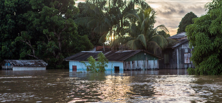 “O rio continua subindo. Há risco de afetar o abastecimento de água”, alertou o general Novaes