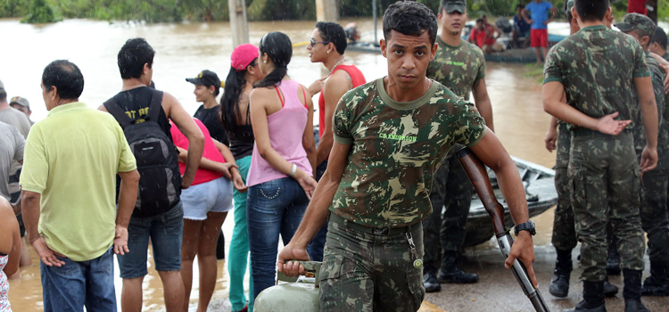 Mais 300 homens do Exército que vão se juntar aos 350 militares que já atuam na região que sofre com as enchentes