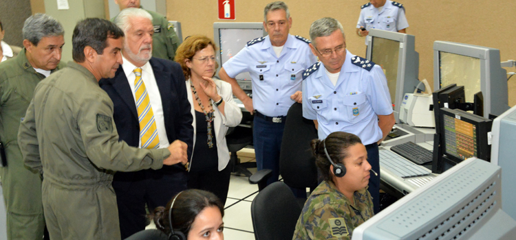 Força Aérea Brasileira exerce o controle do espaço aéreo do país numa área equivalente a 22 milhões de km²