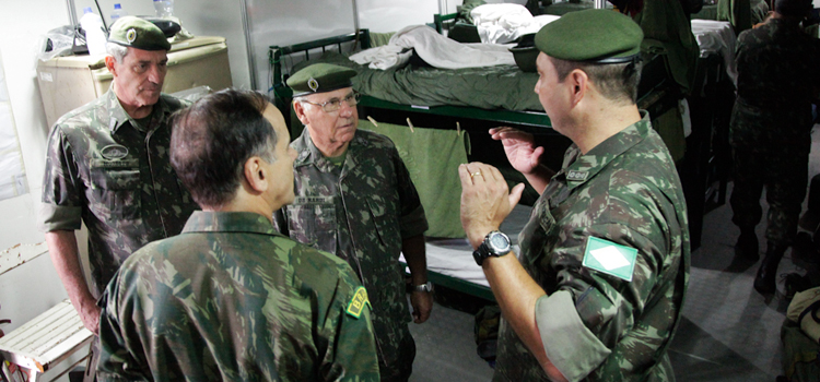 General De Nardi entre o comandante Militar do Leste, general Modesto, e o comandante da Força de Pacificação, general de Souza