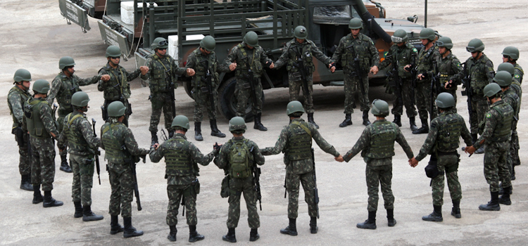 Militares da Força de Pacificação da Maré em momento de oração antes de patrulhamento nas ruas da comunidade