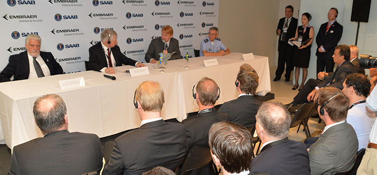 Jaques Wagner durante a assinatura do acordo entre a Embraer e a Saab: gestão compartilhada da produção dos caças Gripen NG