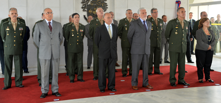 Ministro Jaques Wagner ao lado do comandante do Exército, general Villas Bôas: promoção dos oficiais ao posto de general-de-brigada