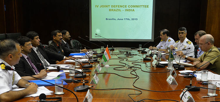 Delegação indiana recebe boas-vindas do subchefe de Assuntos Internacionais do Ministério da Defesa, general Décio Luís Schons