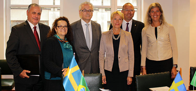 Representantes do Brasil e Suécia após assinatura do financiamento para o projeto Gripen NG