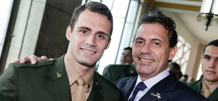 O 3º sargento do Exército, Leonardo de Deus, ouro na Natação no Pan, ao lado do pai durante entrega da Medalha Marechal Osório no Rio 