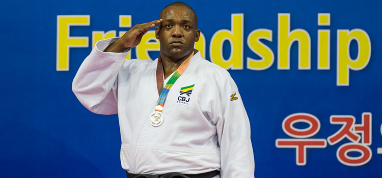 O judoca Walter Costa dos Santos (mais de 100 kg) garantiu a medalha de prata nos 6º JMM 