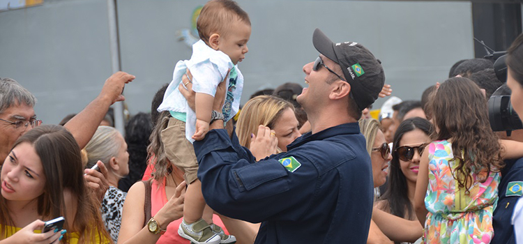 Familiares e amigos da tripulação aguardaram a chegada do navio, na Base Naval do Rio de Janeiro