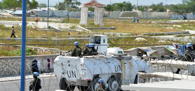 Em comboios, militares realizam patrulhas nas ruas do Haiti com o objetivo de manter a ordem