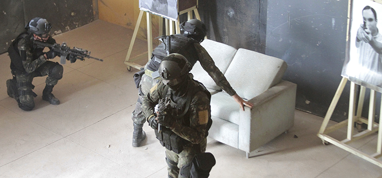 Militares das Forças Especiais durante simulado de combate urbano